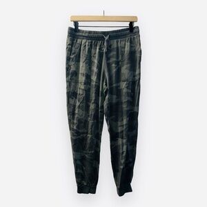Splendid High Waisted Super Soft Camo Jogger in Olive Green size medium